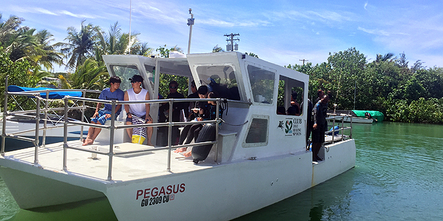 ボートはお店前から出港
